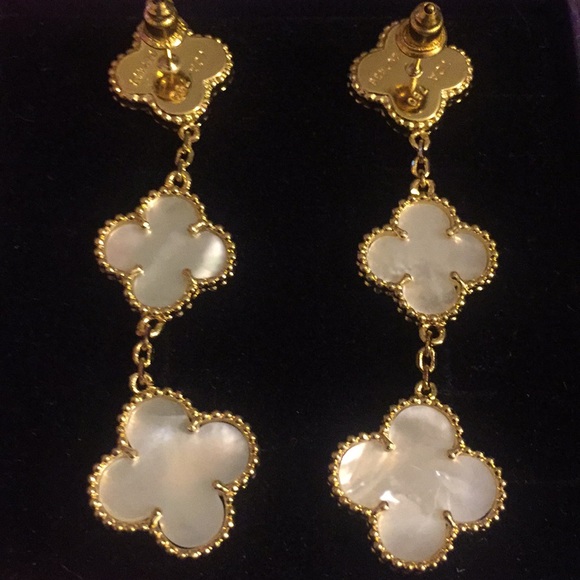 🔥Gold Clover Mother of Pearl Celebrity earrings - Picture 2 of 3